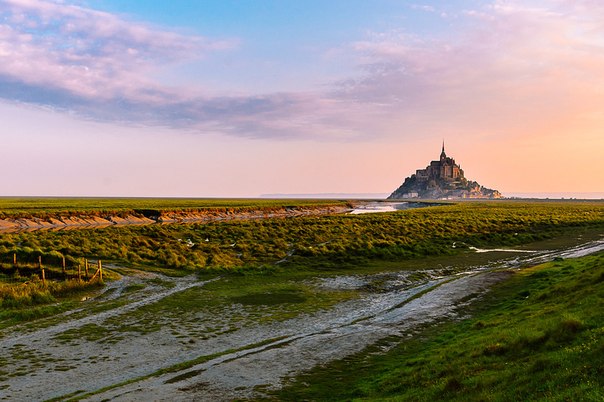Мон-Сен-Мишель — небольшой скалистый остров, превращённый в остров-крепость, на северо-западном побережье Франции