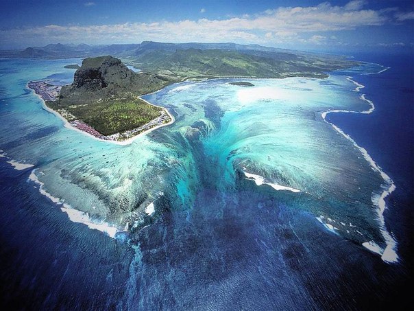Эта великолепная иллюзия подводного водопада создана самой природой, находится она около полуострова Леморн Брабант, на острове Маврикий.