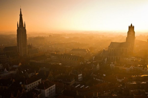Бельгийский город Брюгге славится своей потрясающей средневековой архитектурой. Белфорт, церковь Богоматери, собор Святого Сальватора и крыши домов покрыты золотистым светом заката. 