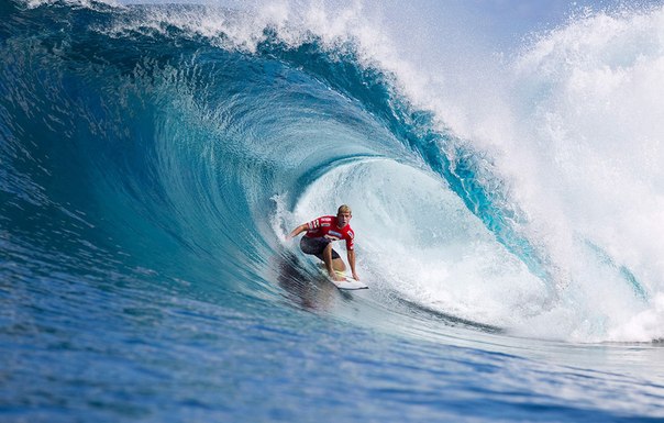 Австралиец Мик Фэннинг в первом туре соревнования по серфингу «Billabong Pro», проходящего в водах острова Тиахупо, Таити.