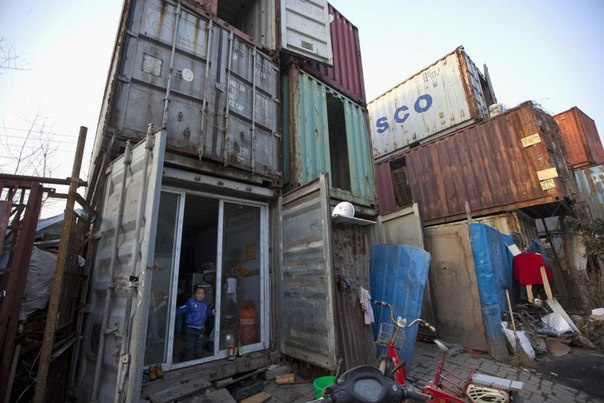 На окраине Шанхая в последнее время выросли целые районы, заставленные большими морскими контейнерами, в каждом из которых ютится семья.
