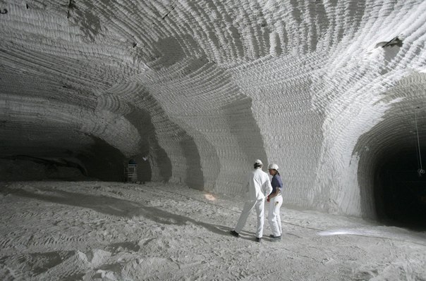 Сотрудники Федерального ведомства по радиационной защите в бывшей соляной шахте Ассе в Ремлингене (Германия), которая в данный момент используется в качестве геологического хранилища для радиоактивных отходов.