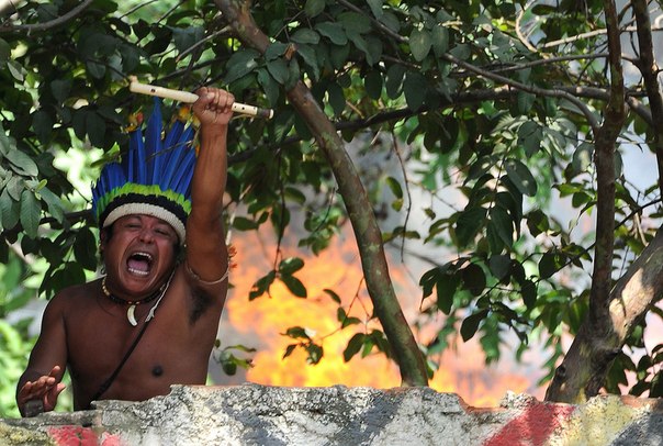 Туземец протестует против выселения из здания бывшего музея, известного как Алдея Маракана, Бразилия.