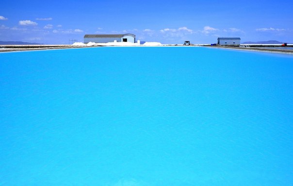 Один из самых ярких соляных бассейнов на озере Уюни, который является частью завода литиевых солей, расположенного на высоте 3656 метров над уровнем моря на юго-западе Боливии, и которому принадлежит крупнейший мировой запас лития.