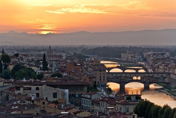Флоренция — итальянский город-музей на реке Арно.