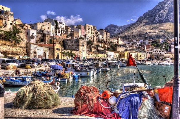 Рыбацкий город на острове Сицилия, Италия.