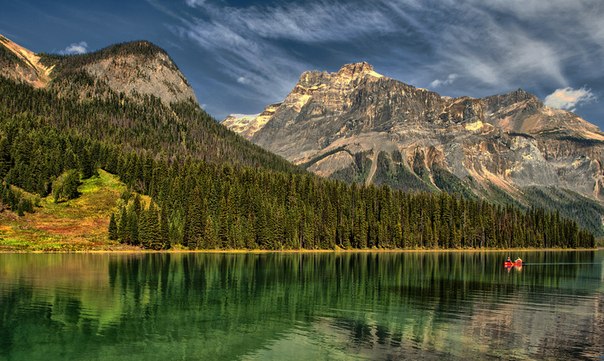 Изумрудное озеро в Национальный парк Йохо, Британская Колумбия, Канада.