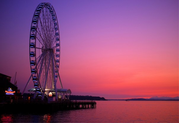Great Wheel - гигантское колесо обозрения на берегу залива Пьюджет-Саунд в Сиэтле, штат Вашингтон, США.