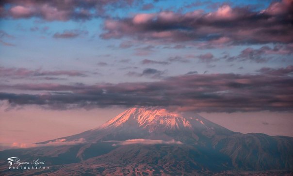 Арарат — самый высокий вулканический массив Армянского нагорья на востоке Турции; относится к стратовулканам.