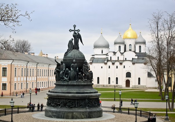 В Новгороде 20 сентября 1862 года в присутствии императора Александра II с семьей и свитой торжественно был открыт памятник «Тысячелетие России» - первый монумент, посвященный российскому государству.