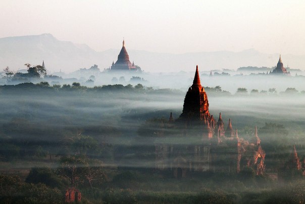 Баган, столица древней Мьянмы. Это огромный заброшенный комплекс, застроенный четырьмя тысячами древних буддистских храмов.