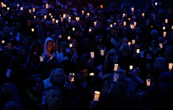 Люди собрались на вечер памяти восьмилетнего Мартина Ричарда из Дорчестера, который погиб во время взрыва у финишной линии Бостонского марафона, в парке в Бостоне, 16 апреля 2013 года.