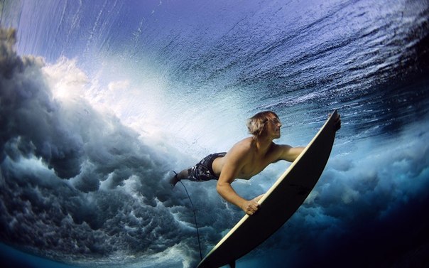 Фотография запечатлела тот самый момент, когда серфер Стю Джонсон, держась за свою доску, погружается под воду.