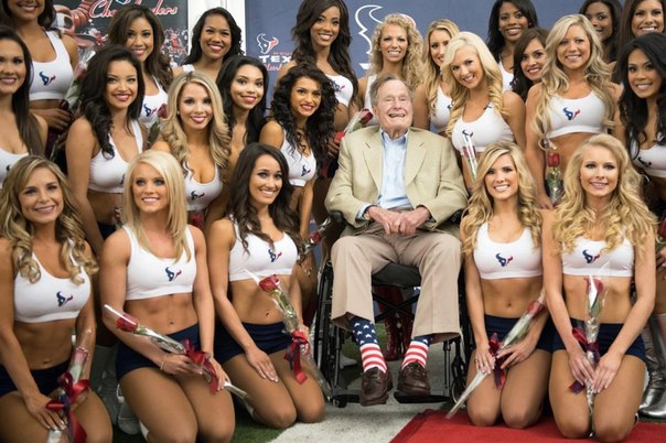 Джордж Буш старший и чирлидеры футбольной команды Houston Texans.