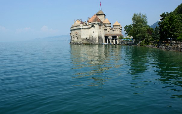 Шильонский замок, расположен на Швейцарской Ривьере, у кромки Женевского озера, в 3 км от города Монтрё.