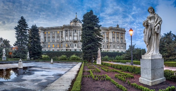 Королевский дворец в Мадриде, Испания.