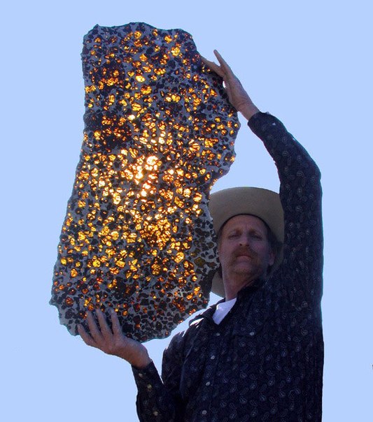 Этот метеорит был найден в 2000 году неподалеку от города Fukang, который находится на северо-западе Китая. Железный метеорит, с поразительными вкраплениями кристаллов оливина, весит 2,2 кг. Такие вкрапления отмечаются всего в 1% из всех находимых на Земле метеоритов. Метеорит Fukang был назван одной из величайших находок века.