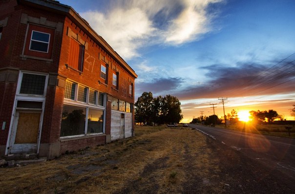 Банк Холлистер, расположенный в южном Айдахо, стал идеальным объектом для фотографии с закатом.
