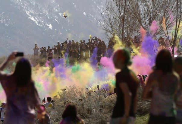 Люди осыпают друг друга порошком из цветных мелков во время празднования фестиваля красок Холи возле храма Радхи-Кришны в Спэниш-Форк, штат Юта, 30 марта 2013 года.