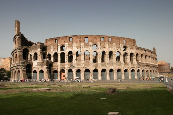 Одним из самых масштабных исторических строений Рима является Колизей. Сегодня этот древнеримский амфитеатр является главным символом вечного города и остаётся невероятно популярным объектом для посещения туристов.