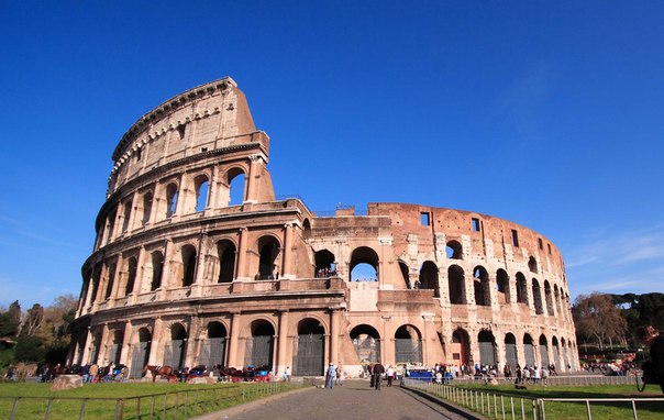Одним из самых масштабных исторических строений Рима является Колизей. Сегодня этот древнеримский амфитеатр является главным символом вечного города и остаётся невероятно популярным объектом для посещения туристов.