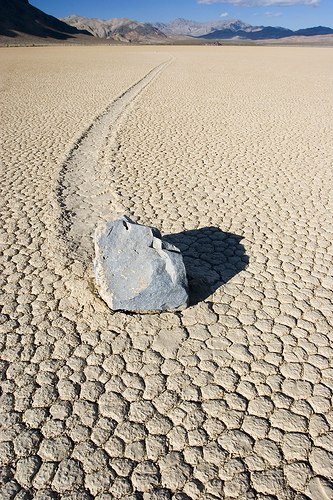 Движущиеся камни в Долине Смерти, Калифорния, США.