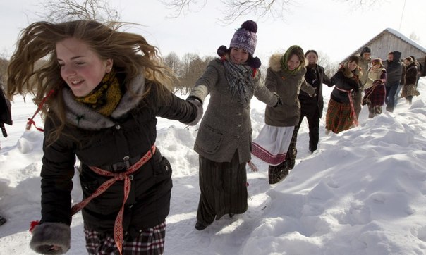 Белорусы празднуют приход весны в деревне Вязынка в 40 километрах от Минска, 23 марта 2013 года.