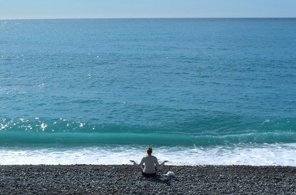 Женщина сидит на пляже в Ницце на юго-востоке Франции, 19 марта 2013 года.