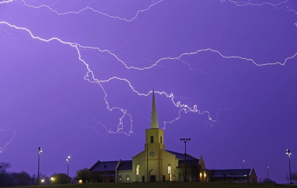 Молнии рассекают небо над пресвитерианской церковью Young Meadows в Монтгомери, штат Алабама, 18 марта 2013 года.