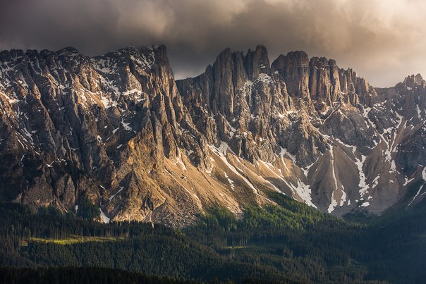 Горный хребет Latemar в итальянских Доломитах.