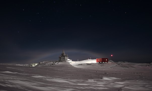 Лунная (ночная) радуга в Антарктике.