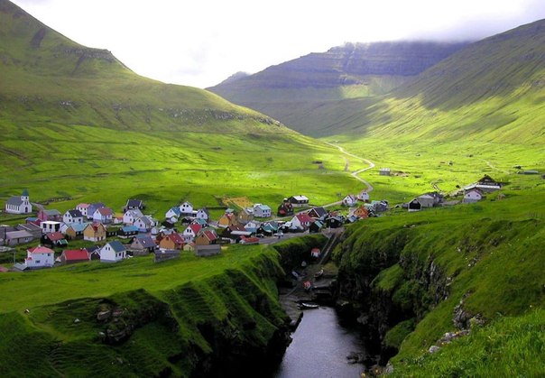 Чудесный уголок, затерявшийся в зеленых просторах Фарерских островов. Деревня Gjógv, с населением всего 49 человек, расположена на северо-восточной оконечности острова Эйстурой на Фарерах. Деревня была названа в честь 200-метрового ущелья, уходящего прямо в море.