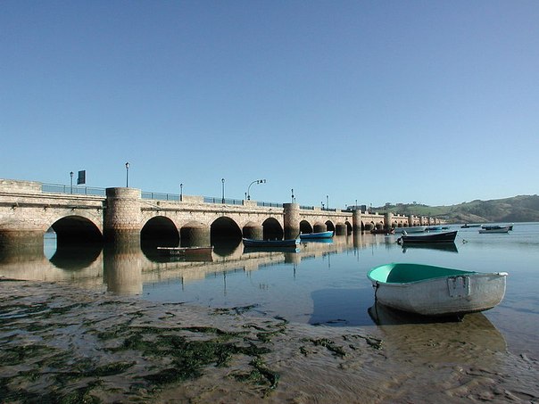 Мост Маса в Сан-Висенте-де-ла-Баркуэра, Кантабрия, Испания.