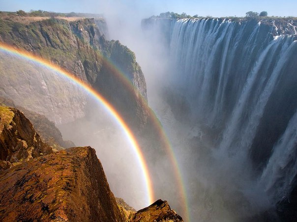 Радуга над водопадом Виктория, Южная Африка.