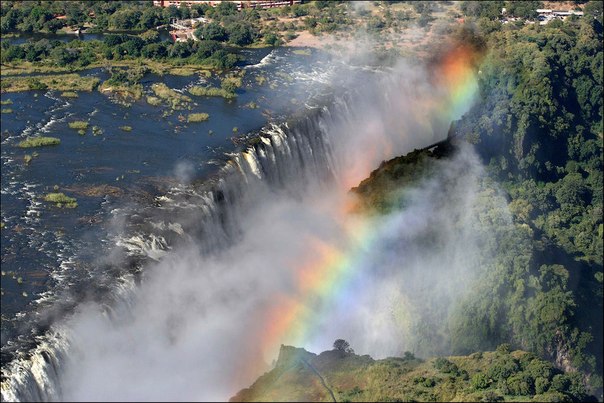 Радуга над водопадом Виктория, Южная Африка.