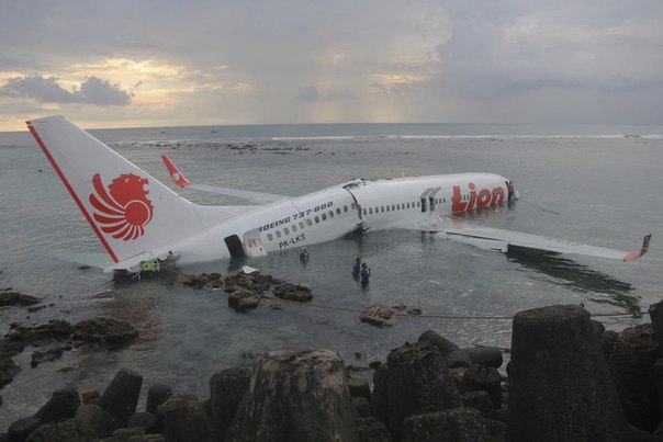 13 апреля самолет Boeing 737 индонезийской авиакомпании Lion Ai промахнулся мимо взлетно-посадочной полосы аэропорта Бали и упал в океан.