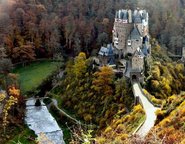 Замок Эльц на Эльцбахе, Рейнланд-Пфальц, Германия.