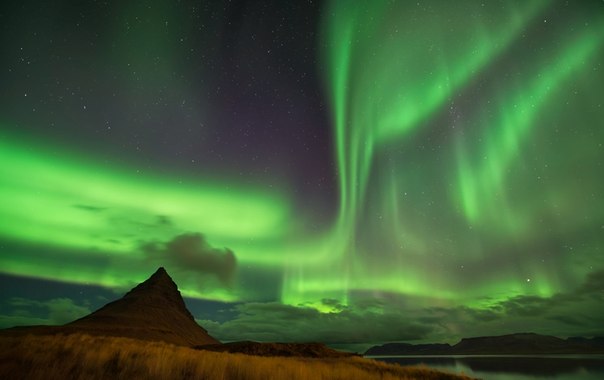 Северное сияние в небе Исландии...