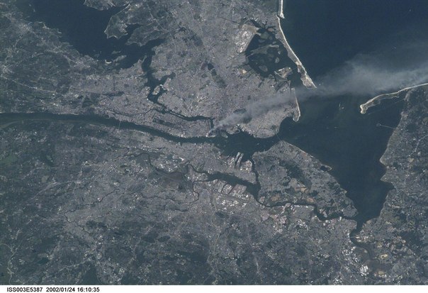 Фотография событий 9/11, сделанная с борта МКС.