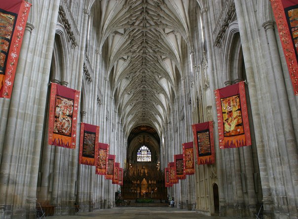 Интерьер кафедрального Винчестерского собора, Великобритания.