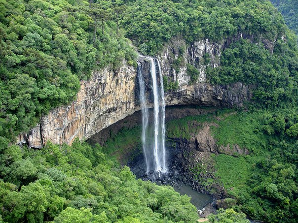 Водопад на реке Каракол близ Канелы, Бразилия.