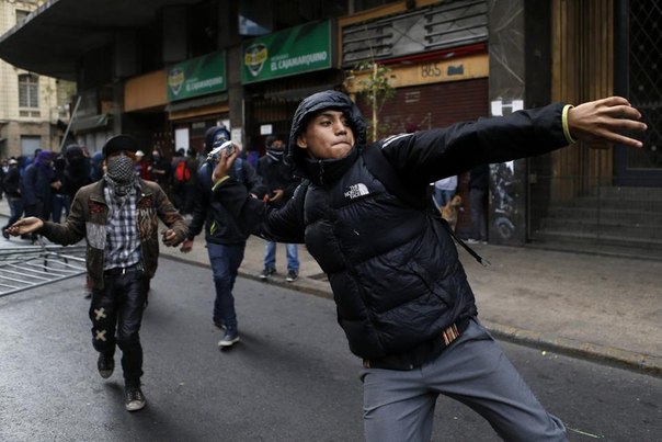 На днях чилийские студенты жестко схлестнулись с полицией, участники акции протеста требовали бесплатного среднего и высшего образования.