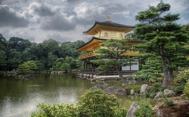Кинкаку-дзи (Золотой павильон) — один из храмов в комплексе Рокуон-дзи в Киото, Япония.
