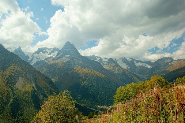 Большой Кавказ — горная система между Чёрным и Каспийским морями.