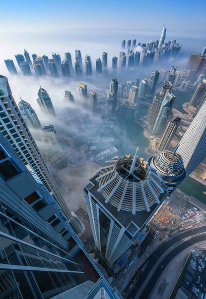 Немецкий фотограф Sebastian Opitz уже несколько лет живет в Дубае. Больших трудов ему стоило сделать фотографии города, застеленного туманом на рассвете. Это очень редкое зрелище, так как туман там бывает лишь 4-6 дней в году и рассеивается к 9 часам утра. На этих фотографиях Дубай кажется городом в небе, над облаками.
