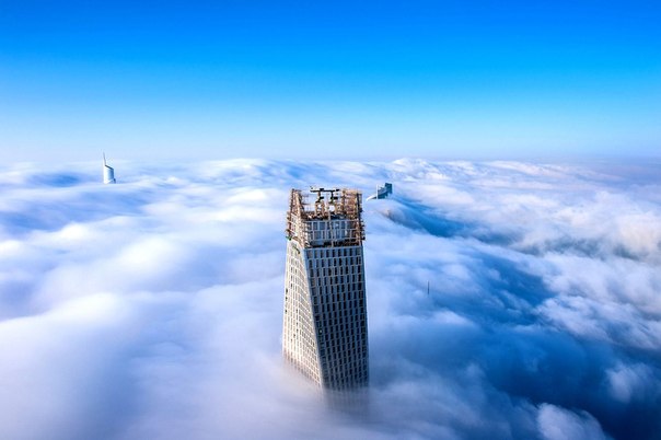 Немецкий фотограф Sebastian Opitz уже несколько лет живет в Дубае. Больших трудов ему стоило сделать фотографии города, застеленного туманом на рассвете. Это очень редкое зрелище, так как туман там бывает лишь 4-6 дней в году и рассеивается к 9 часам утра. На этих фотографиях Дубай кажется городом в небе, над облаками.