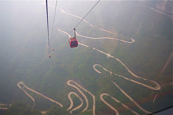 Гора Тяньмэнь (Тяньмэньшань) – гора в Китае, в 8 км от города Чжанцзяцзе. Здесь стоит побывать по трем причинам. Во-первых, гору обрамляет уникальная тропа, часть которой сделана из прочнейшего стекла, часть – из дерева. Во-вторых, на вершину Тяньмэньшань ведет впечатляющая канатная дорога, в некоторых местах поднимающаяся вверх под углом 70 градусов. В-третьих, тут находится, наверное, самая необычная пещера в мире – «Небесные врата» (так, собственно, и переводится название «Тяньмэнь»). К ней можно подняться по лестнице, которая насчитывает 999 ступеней.