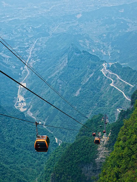 Гора Тяньмэнь (Тяньмэньшань) – гора в Китае, в 8 км от города Чжанцзяцзе. Здесь стоит побывать по трем причинам. Во-первых, гору обрамляет уникальная тропа, часть которой сделана из прочнейшего стекла, часть – из дерева. Во-вторых, на вершину Тяньмэньшань ведет впечатляющая канатная дорога, в некоторых местах поднимающаяся вверх под углом 70 градусов. В-третьих, тут находится, наверное, самая необычная пещера в мире – «Небесные врата» (так, собственно, и переводится название «Тяньмэнь»). К ней можно подняться по лестнице, которая насчитывает 999 ступеней.
