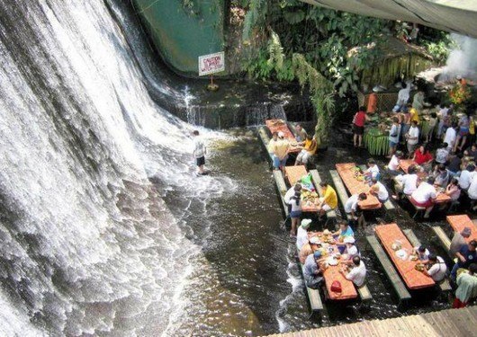 Ресторан с водопадом, курорт Villa Escudero в провинции Кесон, Филиппины.