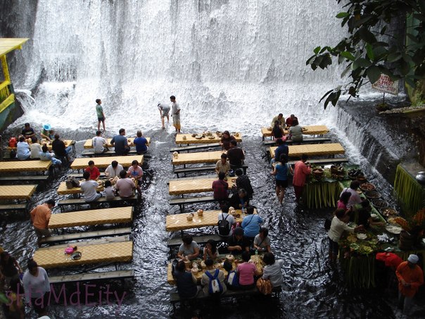 Ресторан с водопадом, курорт Villa Escudero в провинции Кесон, Филиппины.